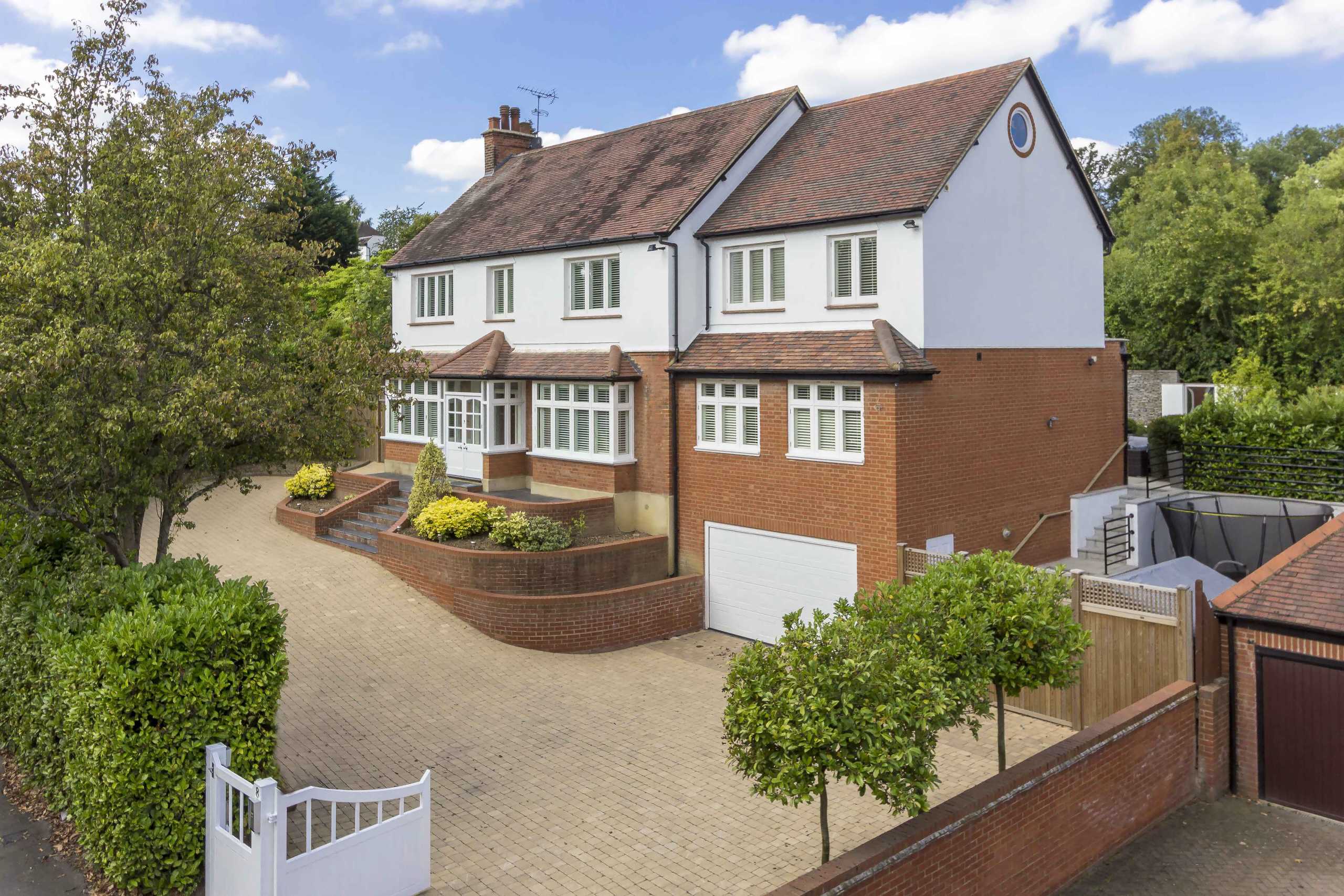 Aldenham Avenue, Radlett Statons