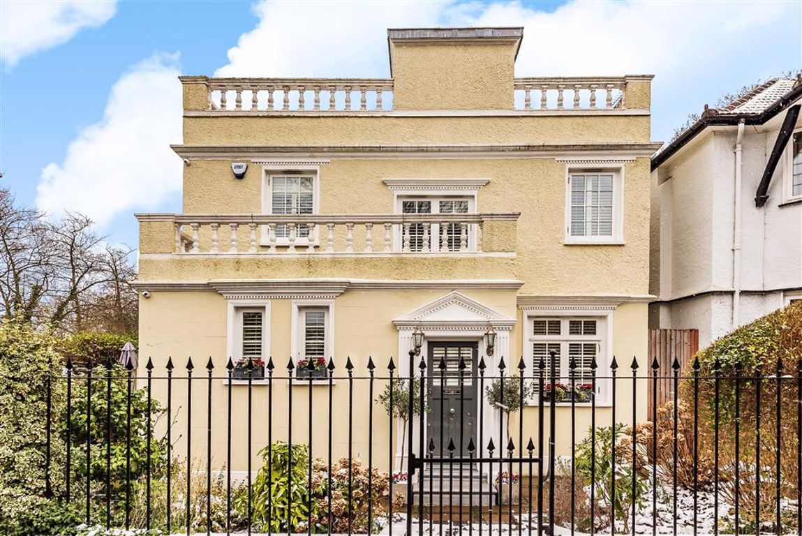 Arlow Road, Winchmore Hill, London Statons