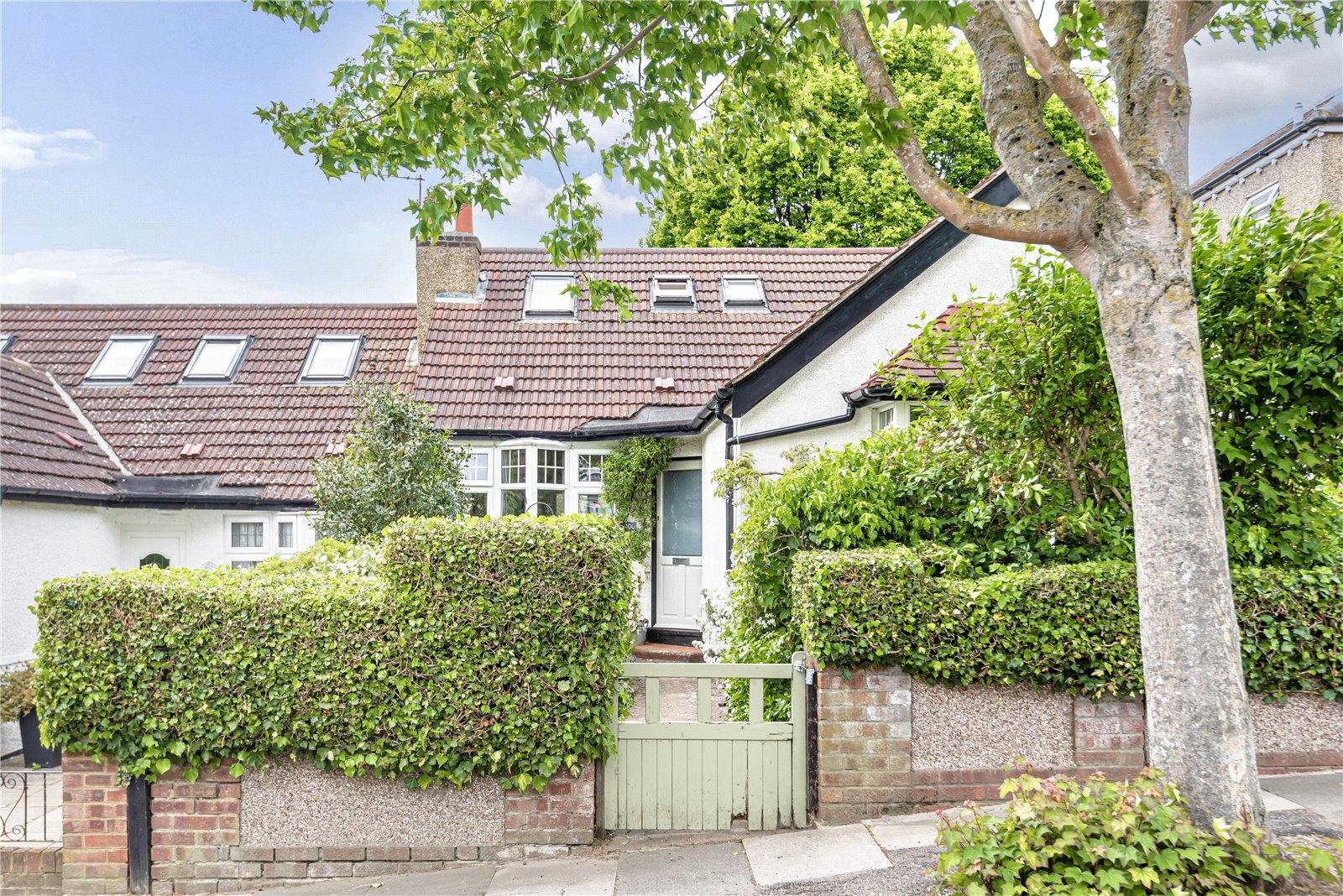 Bedford Avenue, Statons