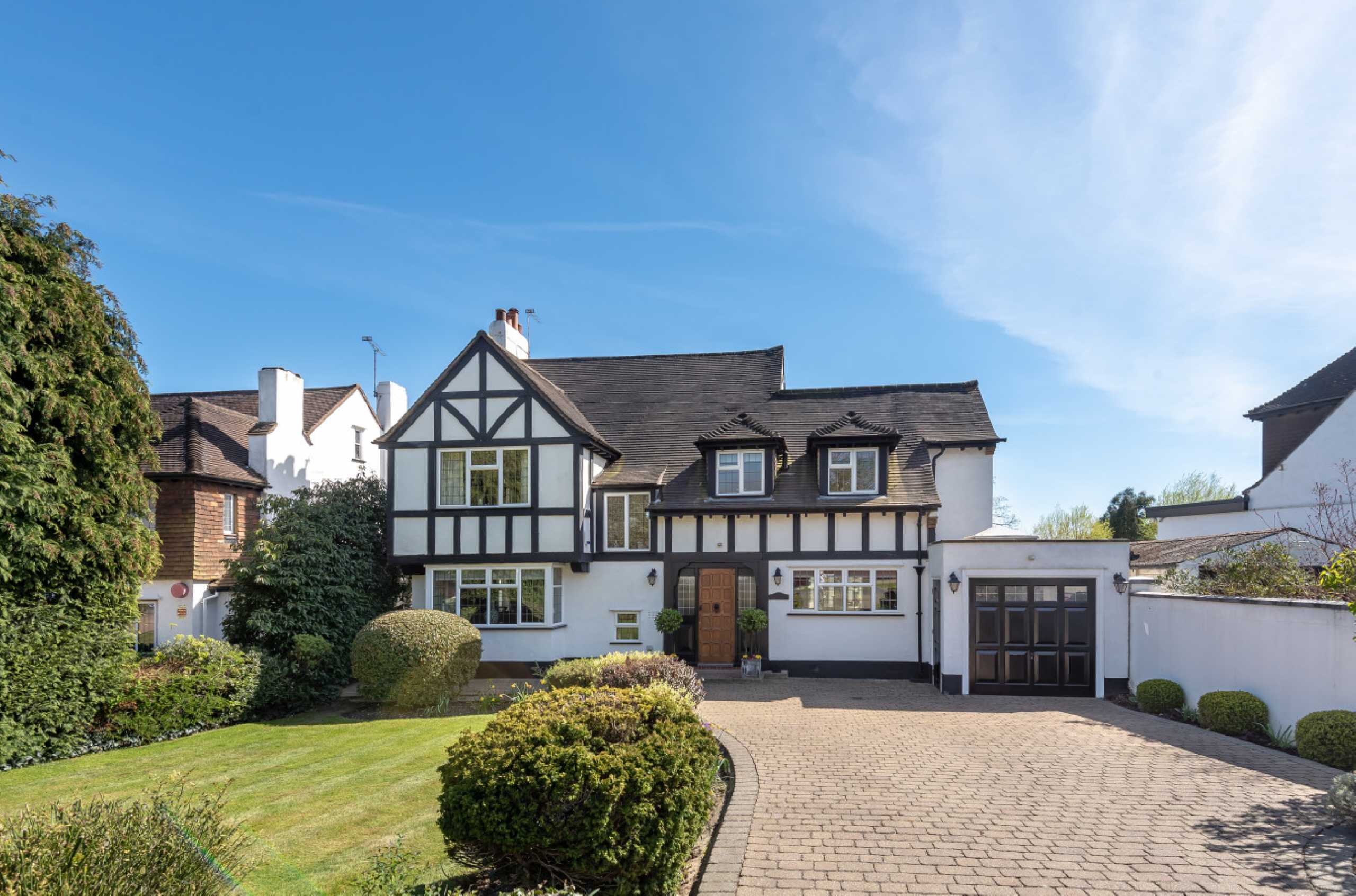 Beech Hill Avenue, Hadley Wood Statons