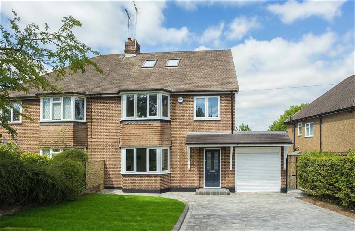 Buckingham Avenue, Whetstone, London Statons