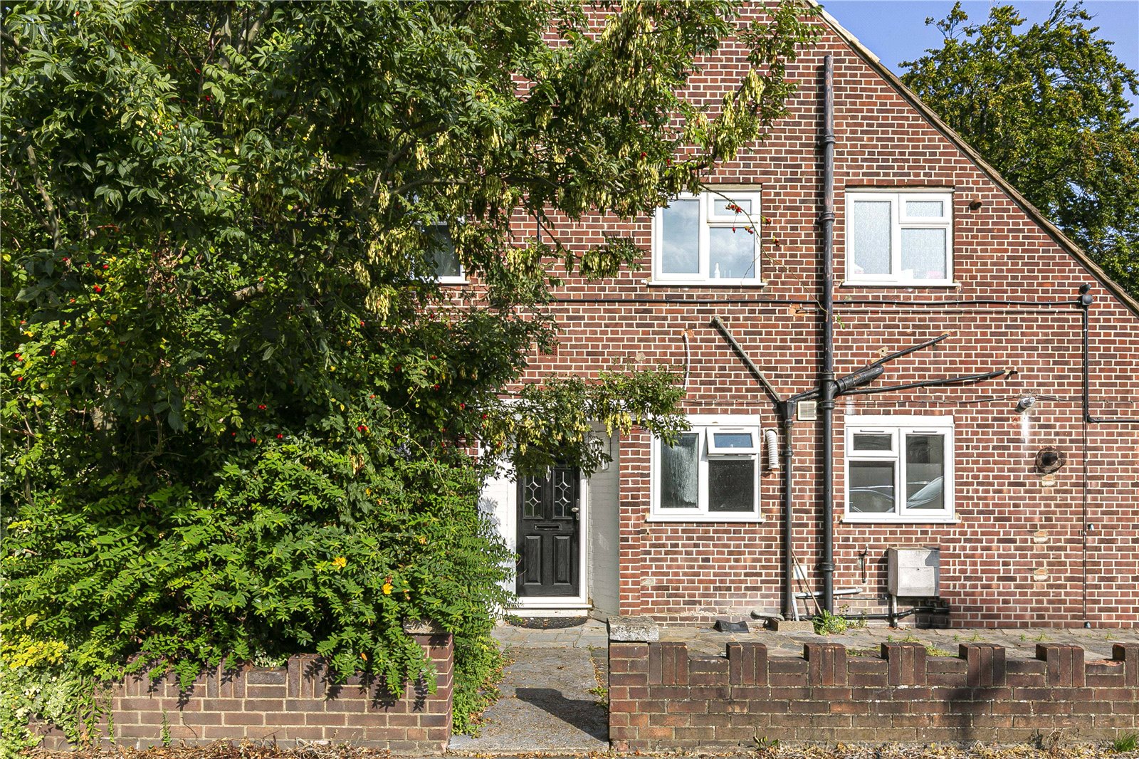 Cockfosters Road, Statons