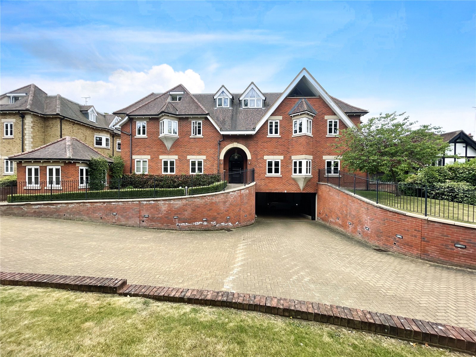 Cockfosters Road, Hadley Wood Statons