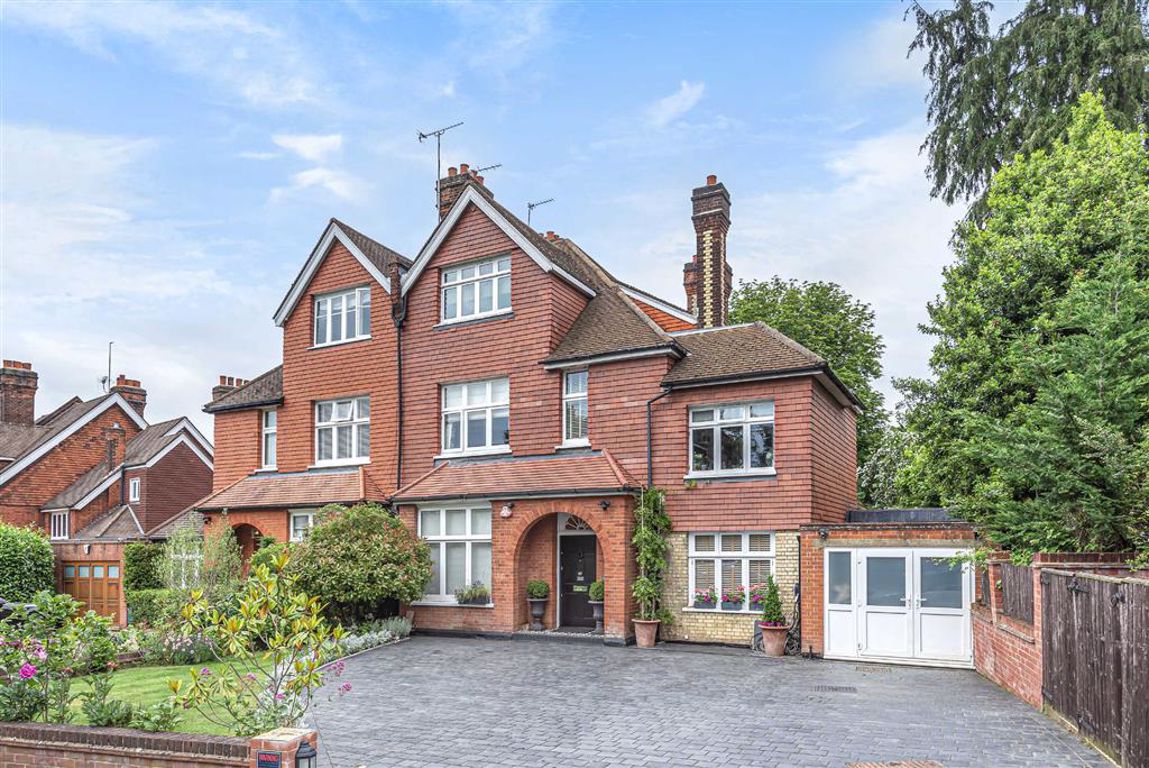 Crescent West, Hadley Wood, Hertfordshire Statons