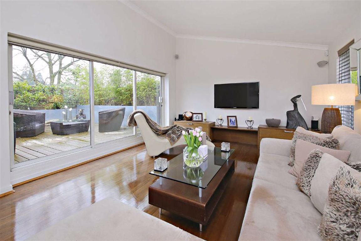 Deacons Hill Road, Elstree, Hertfordshire Statons