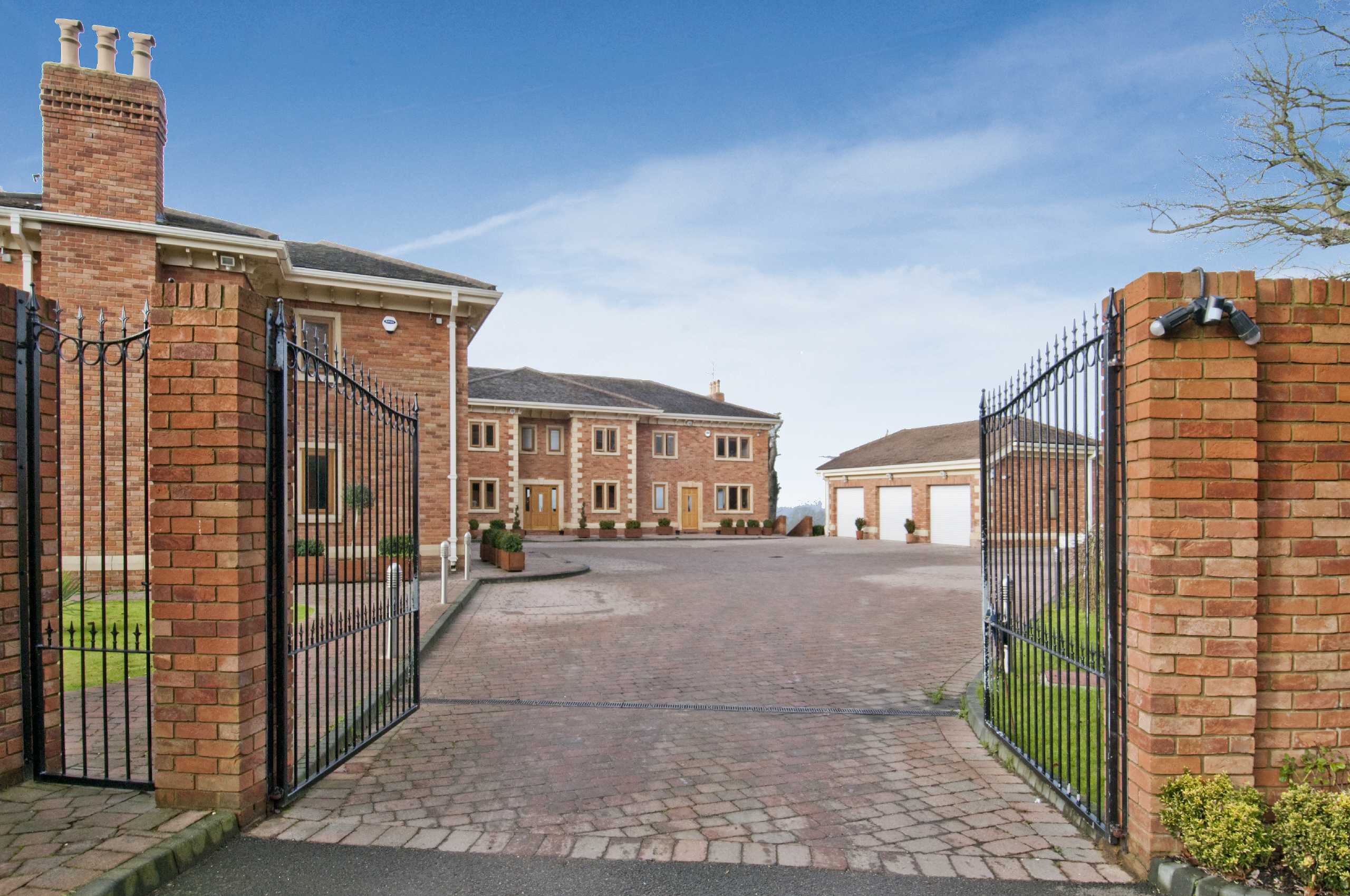 Edgwarebury Lane, Elstree Statons