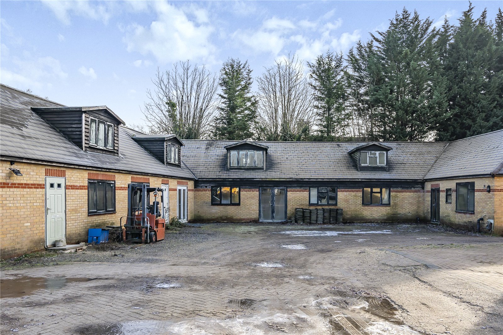 Wagon Road, Hadley Wood Statons