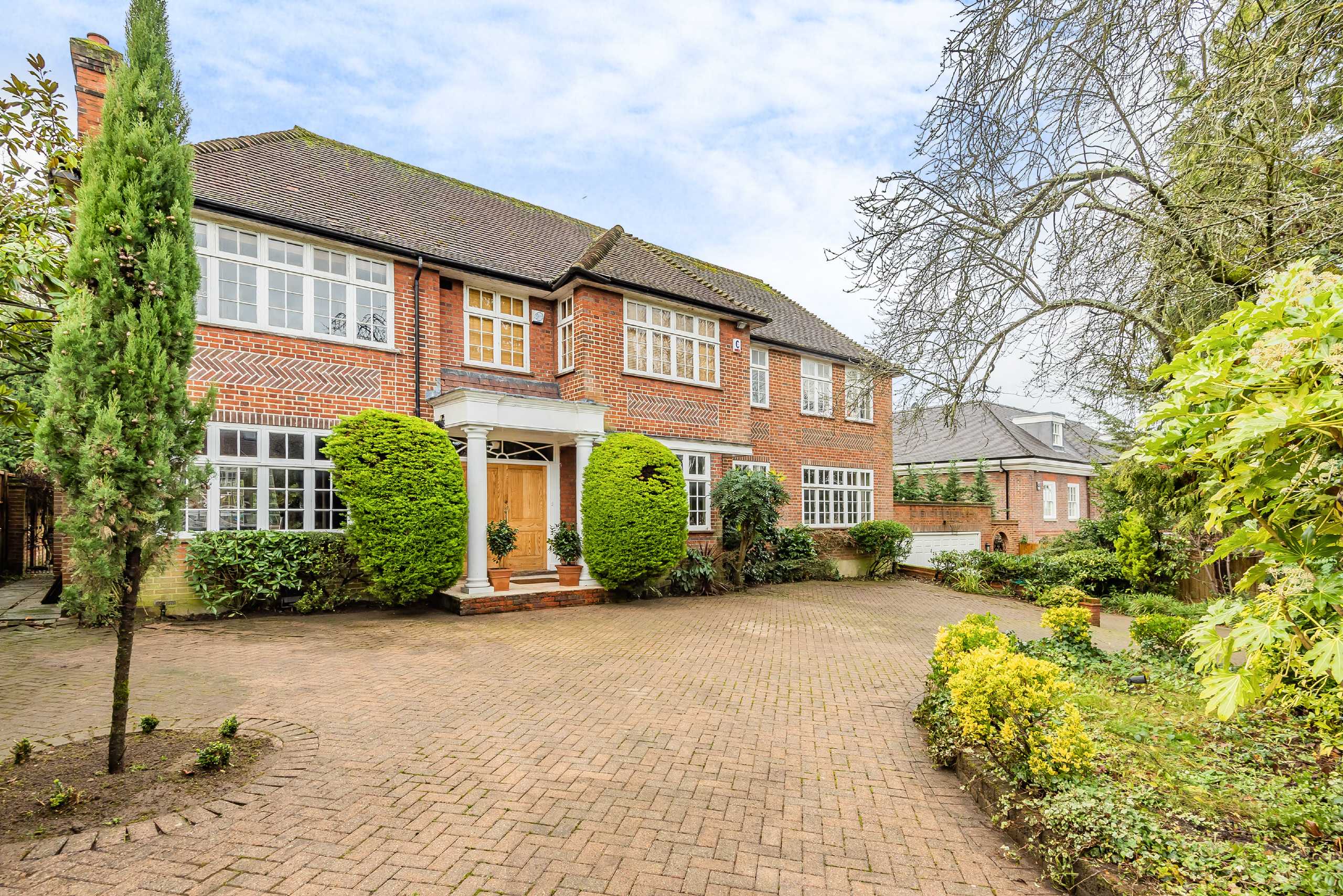 Grange Avenue, Totteridge Statons