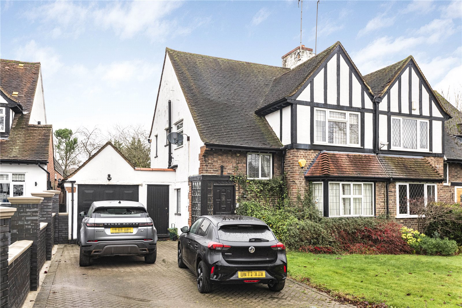 Lancaster Avenue, Hadley Wood Statons