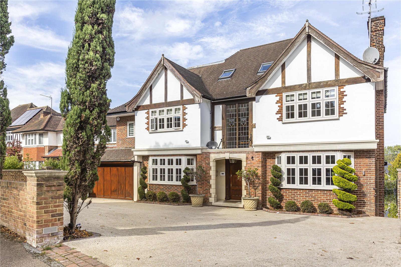 Lancaster Avenue, Hadley Wood Statons