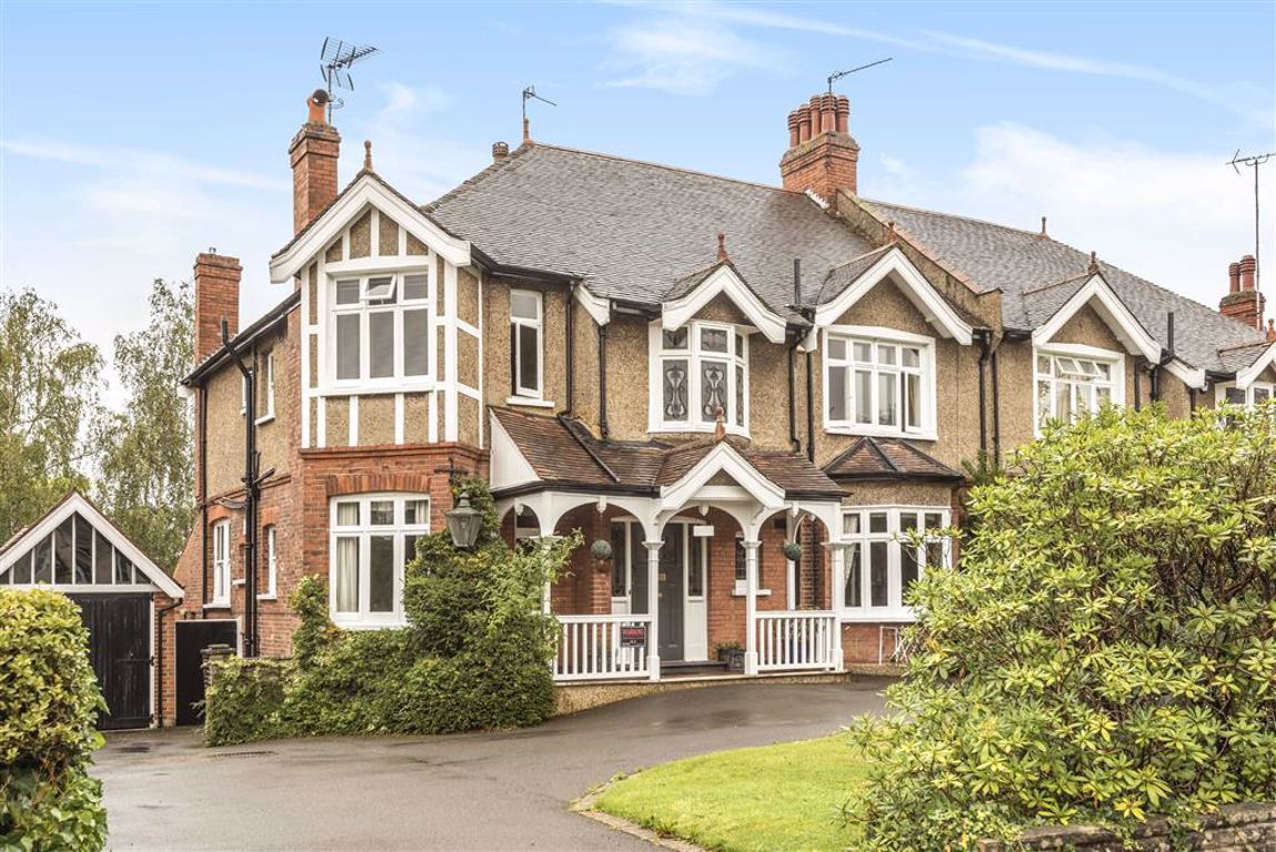 Lancaster Avenue, Hadley Wood, Hertfordshire Statons