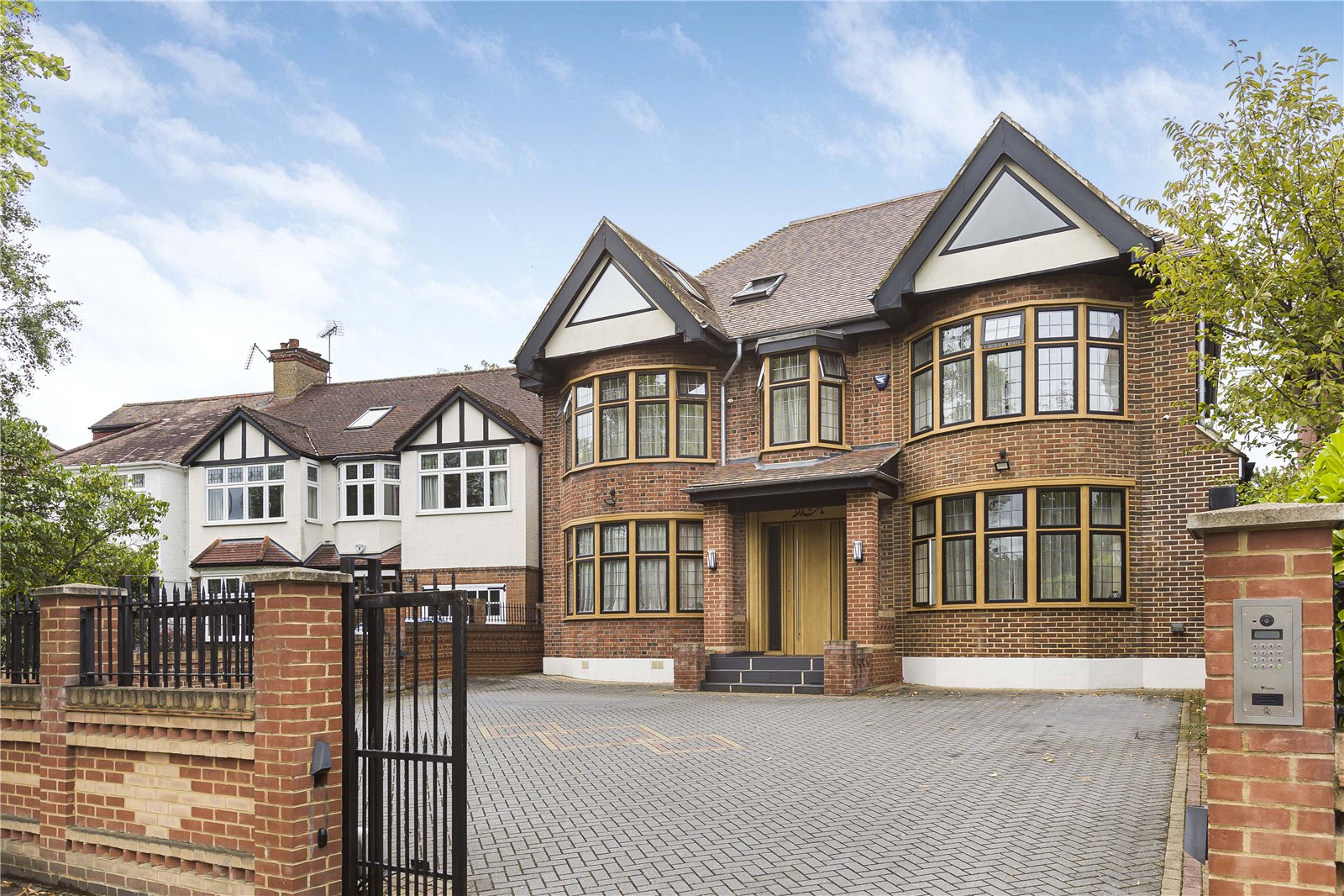 Park Avenue, Enfield Statons