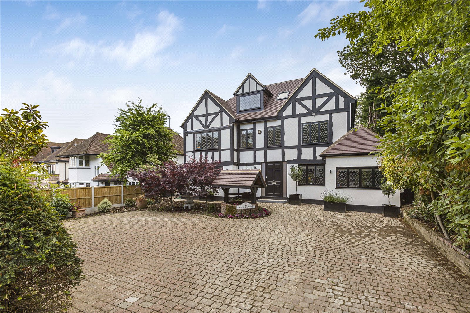 Parkgate Avenue, Hadley Wood Statons