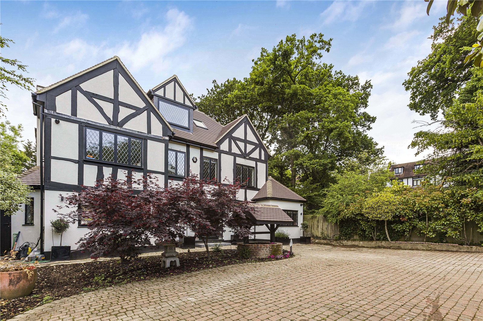 Parkgate Avenue, Hadley Wood Statons