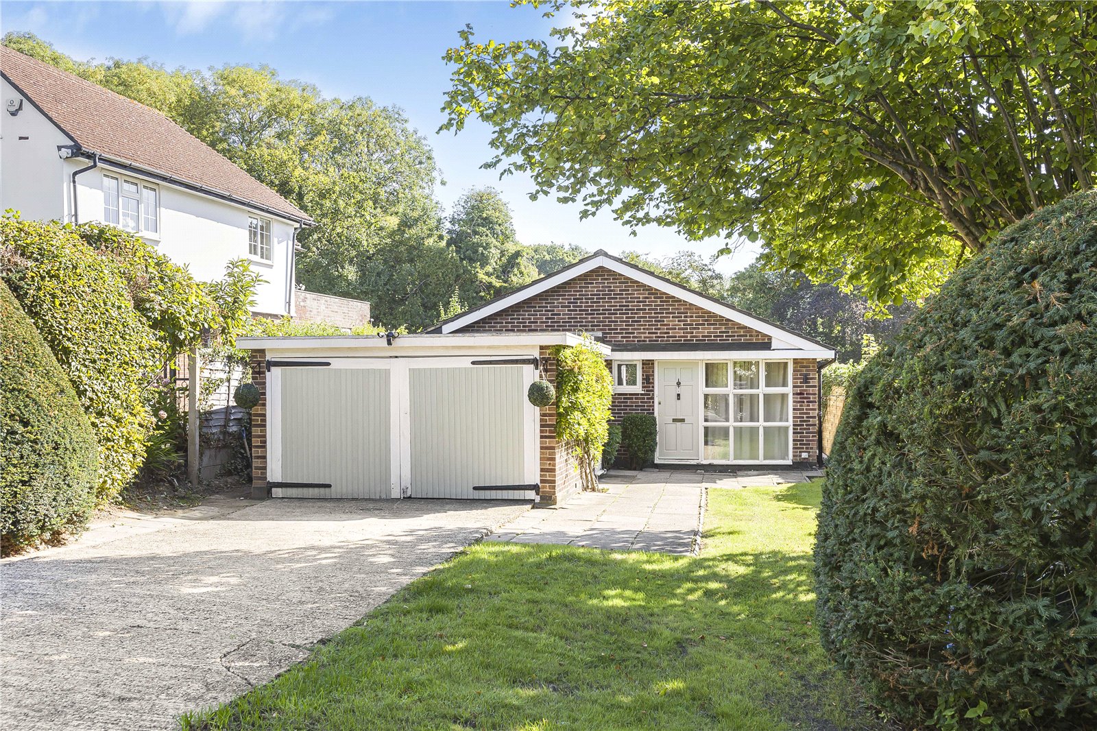 Parkgate Avenue, Hadley Wood Statons