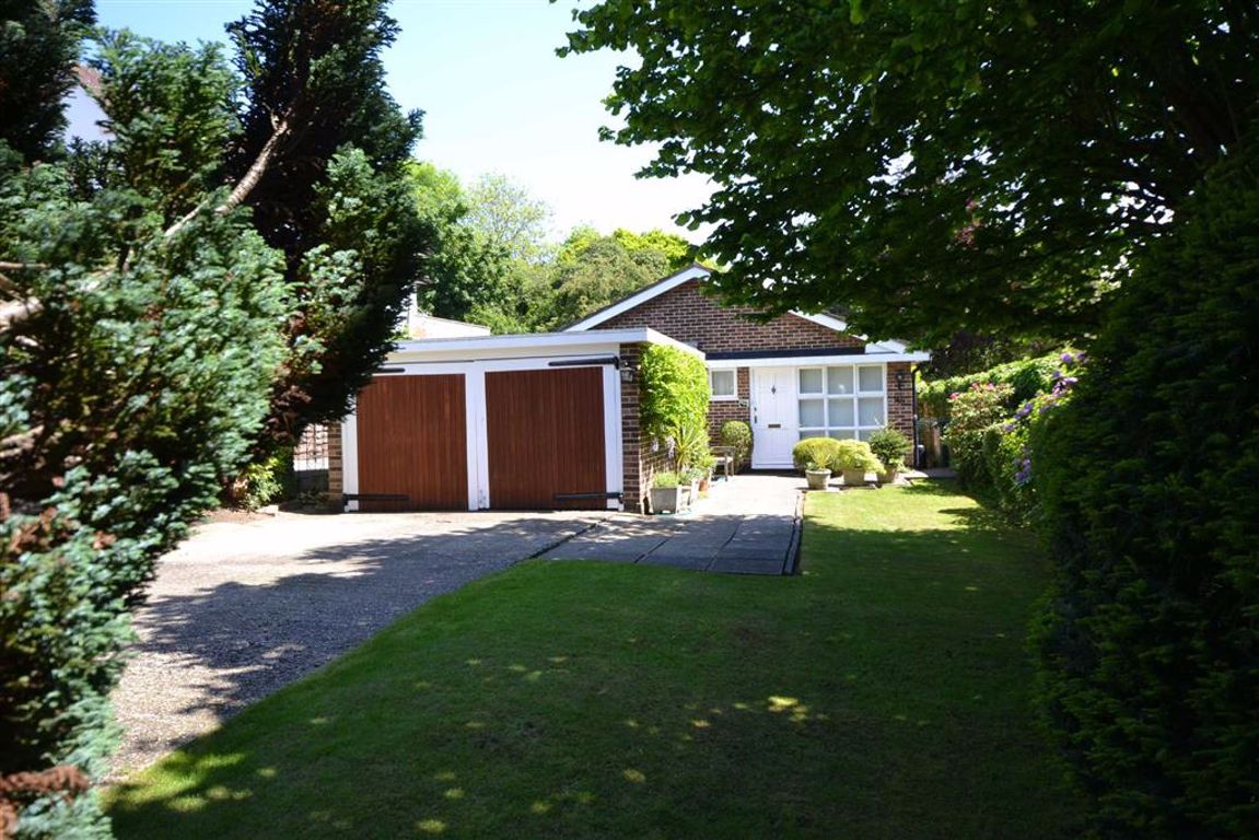 Parkgate Avenue, Hadley Wood, Hertfordshire Statons