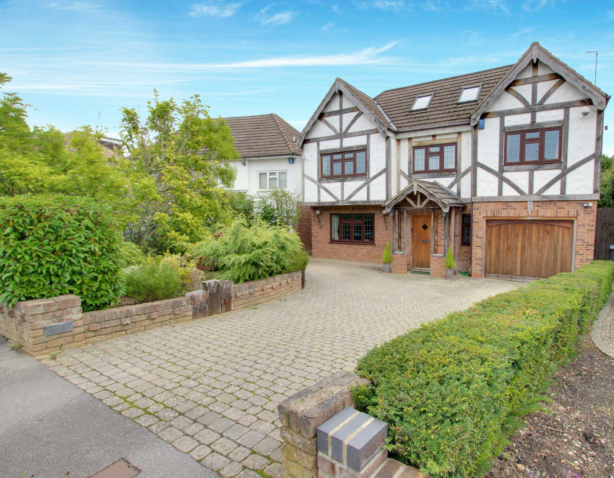 Parkgate Avenue, Hadley Wood Statons