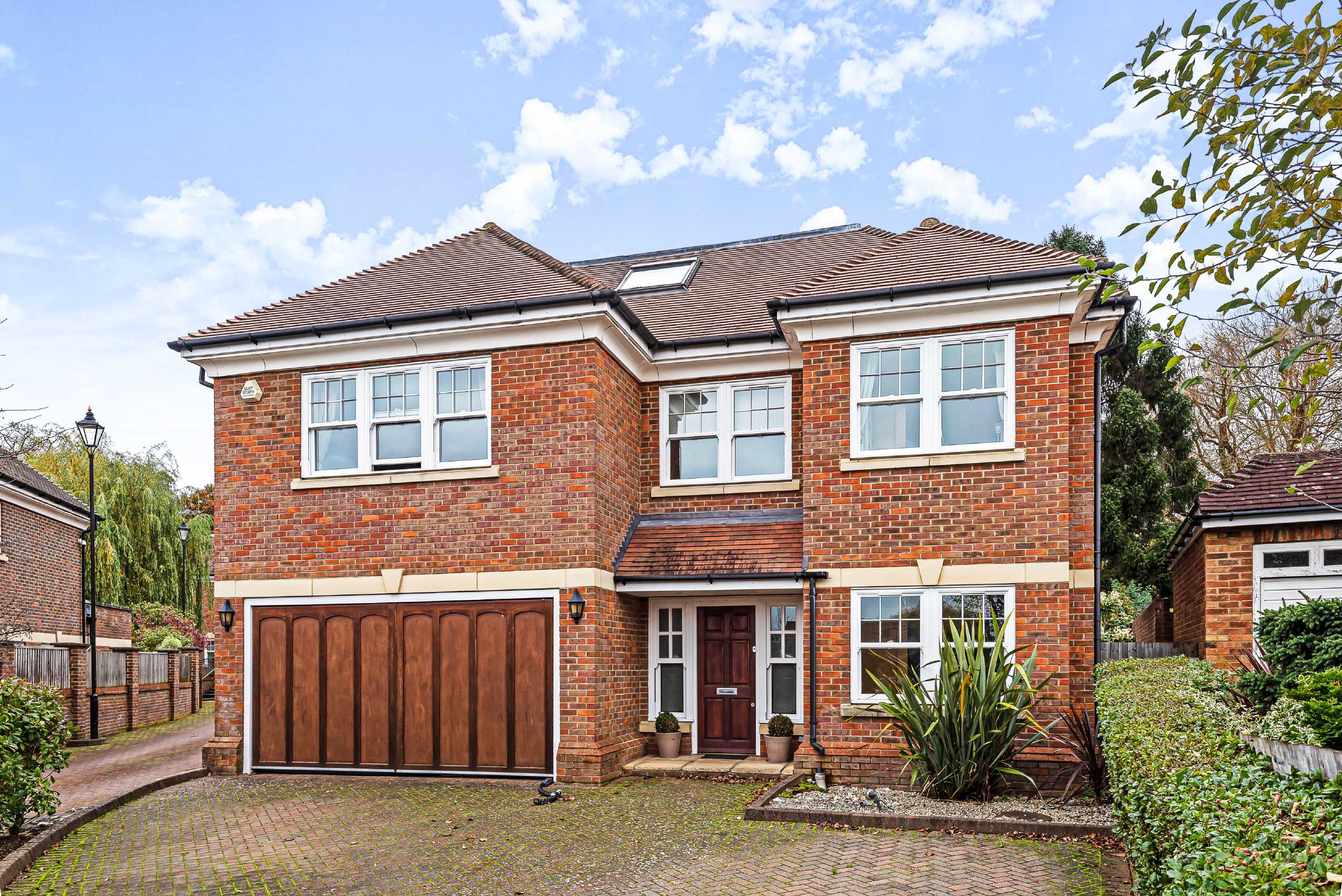 Parkgate Crescent, Hadley Wood Statons