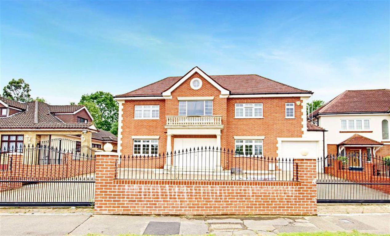 Parkgate Crescent, Hadley Wood, Hertfordshire Statons