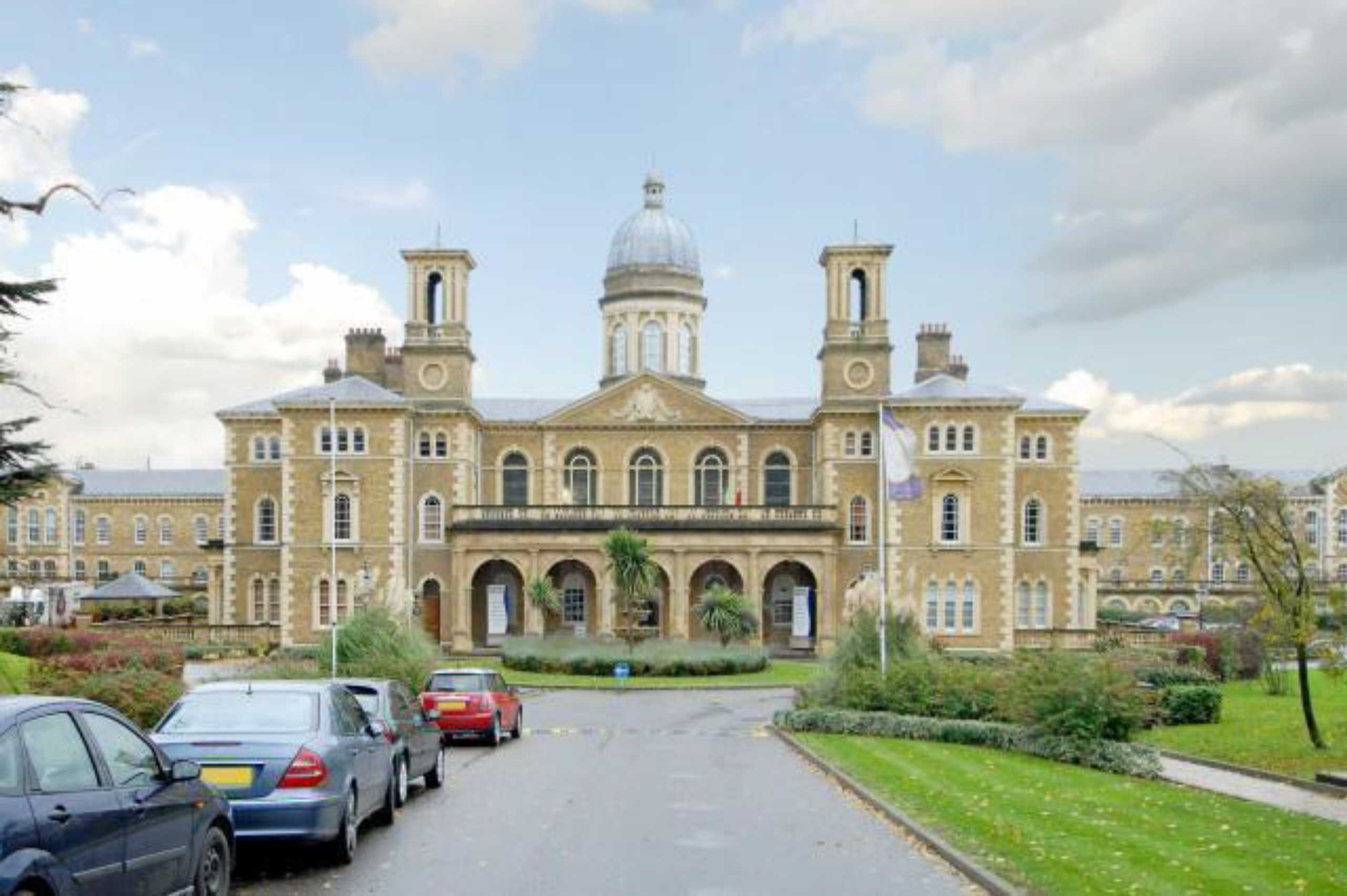 Princess Park Manor, Royal Drive Statons