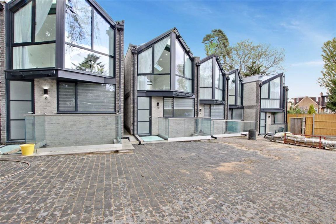 Shanti Close, Enfield Statons