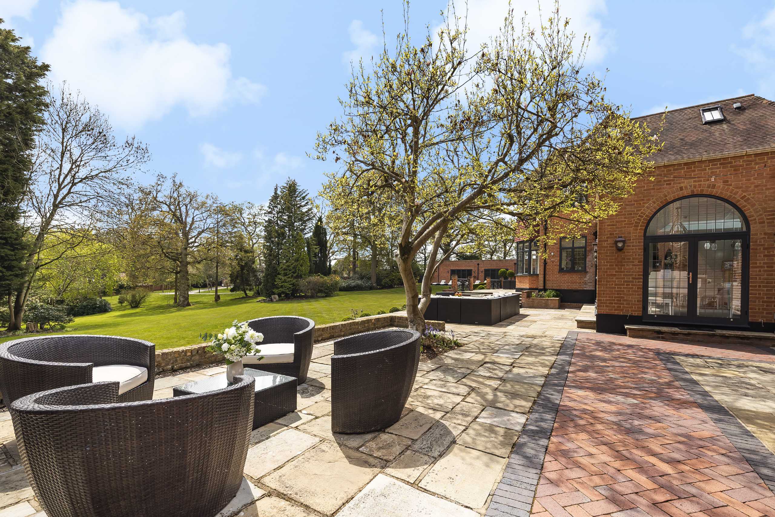 The Ridgeway, Cuffley Statons