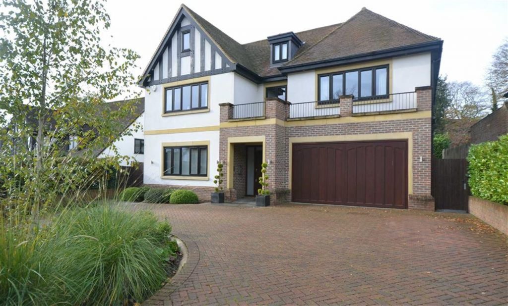 Parkgate Avenue, Hadley Wood, Hertfordshire Statons