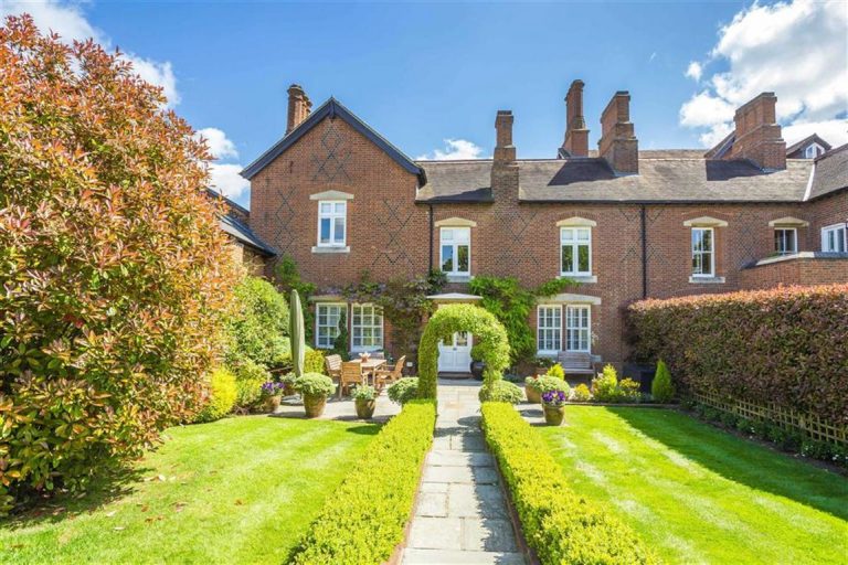 The Courtyard, Essendon, Hertfordshire Statons