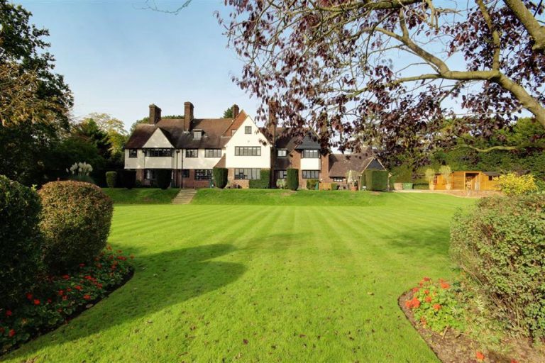 Yewlands, Hoddesdon, Hertfordshire Statons