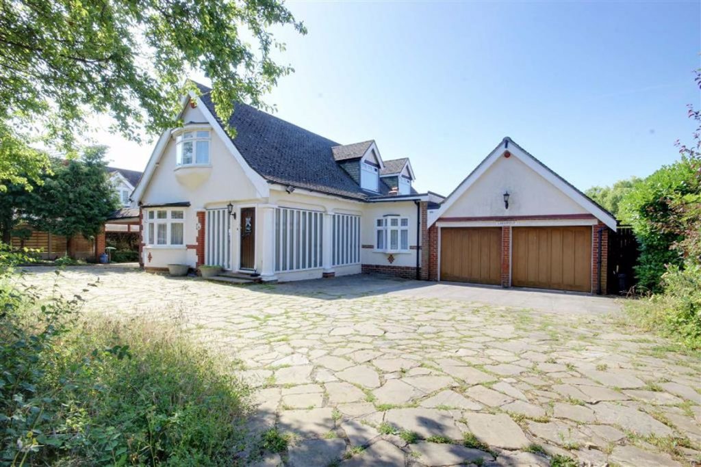 The Ridgeway, Cuffley, Hertfordshire Statons