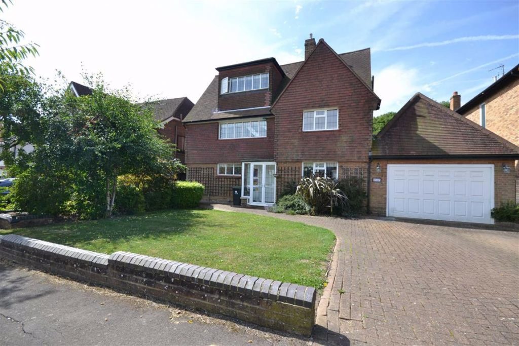 Parkgate Crescent, Hadley Wood, Hertfordshire Statons