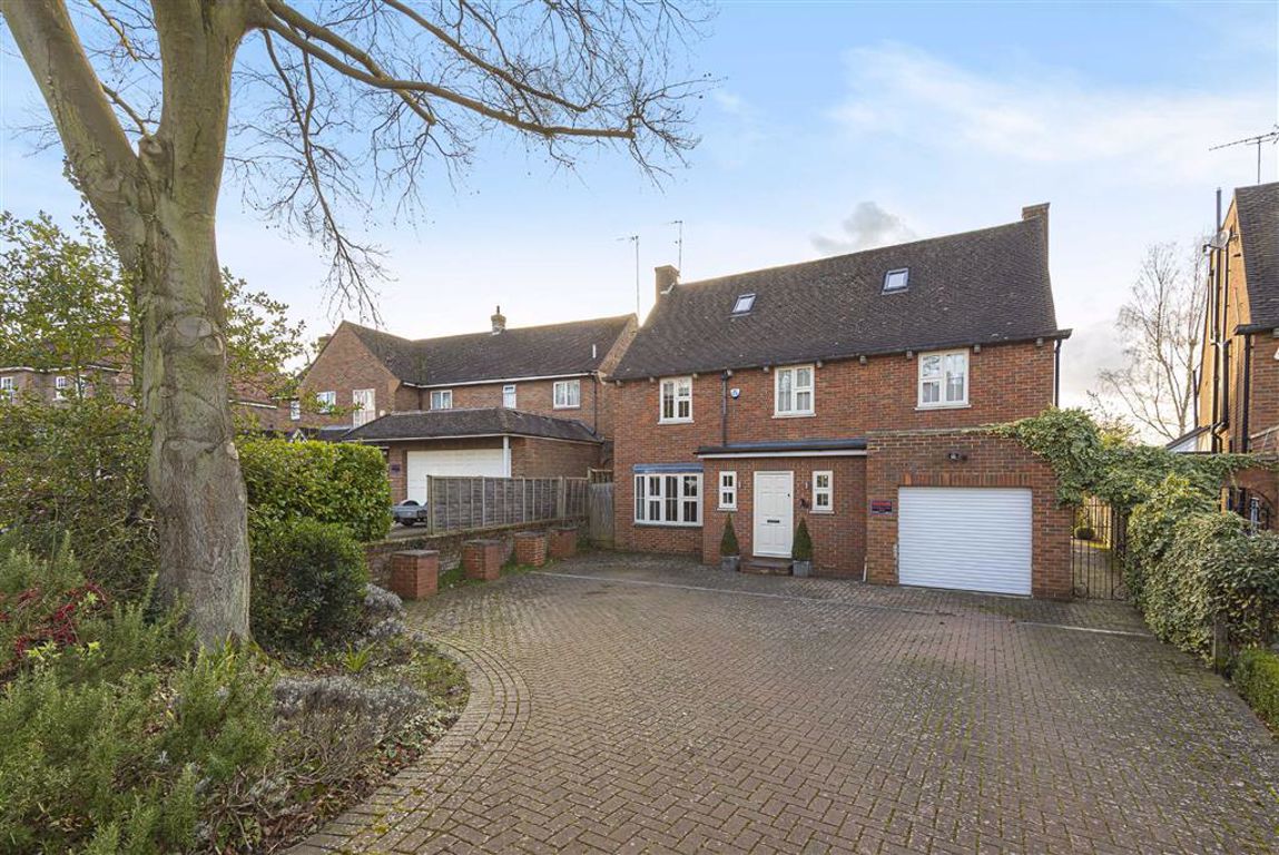 Crescent West, Hadley Wood, Hertfordshire Statons