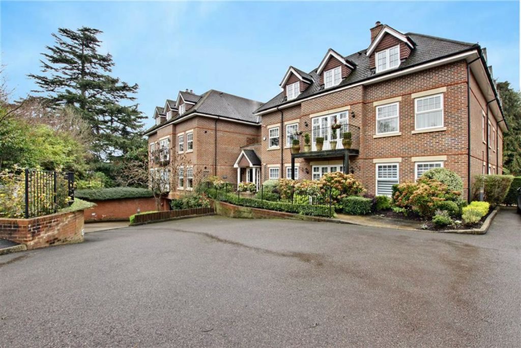 Hawkesley Court, Radlett, Herfordshire Statons