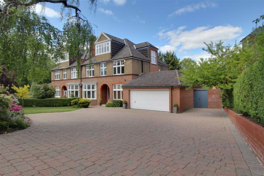 Crescent East, Hadley Wood, Hertfordshire Statons