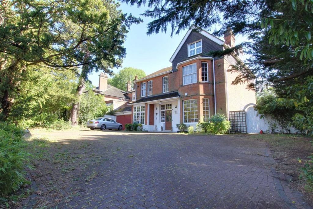 Crescent East, Hadley Wood, Hertfordshire Statons