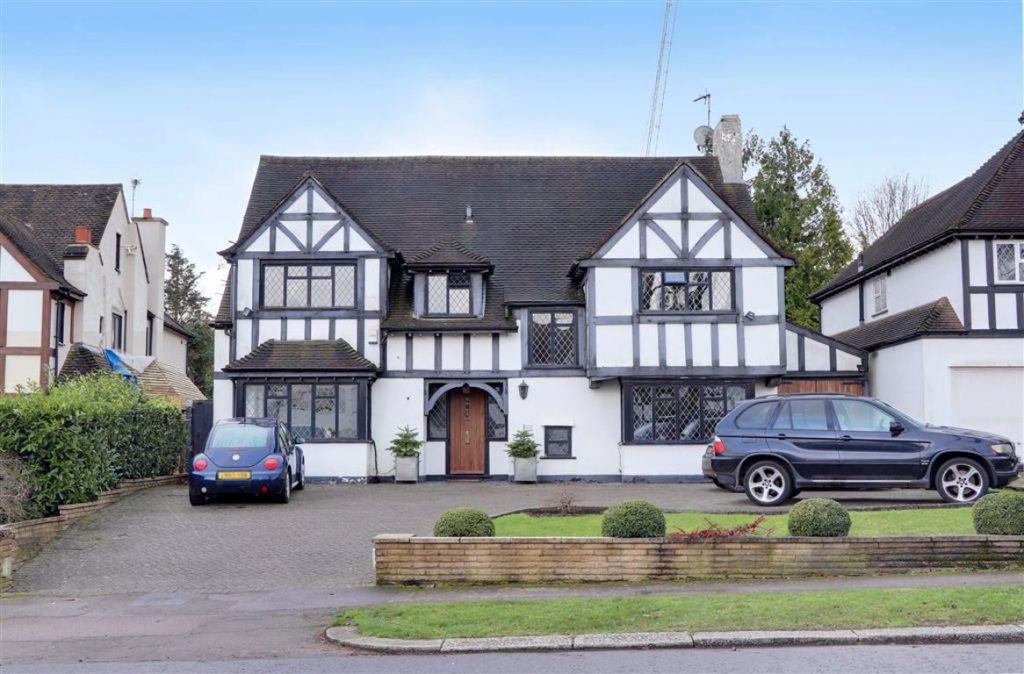 Lancaster Avenue, Hadley Wood, Hertfordshire Statons
