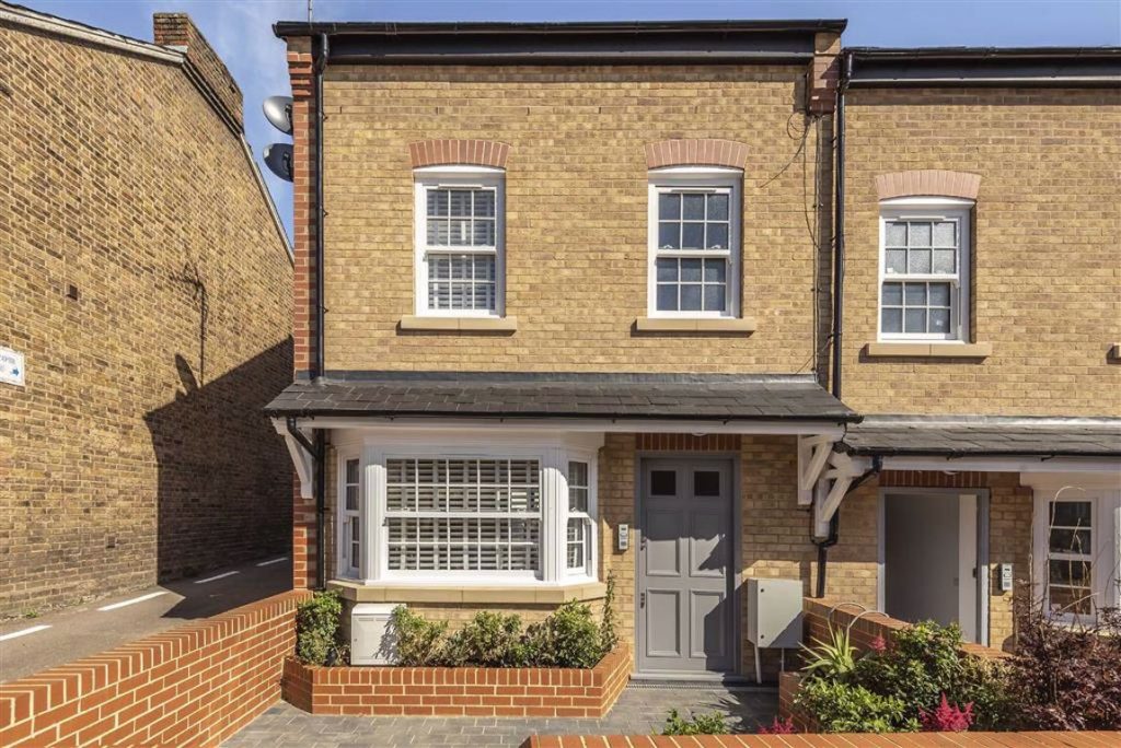 Station Road, Radlett, Hertfordshire Statons