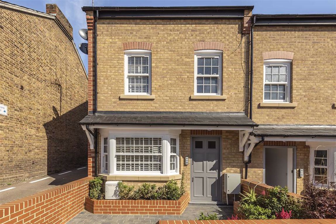 Station Road, Radlett, Hertfordshire Statons