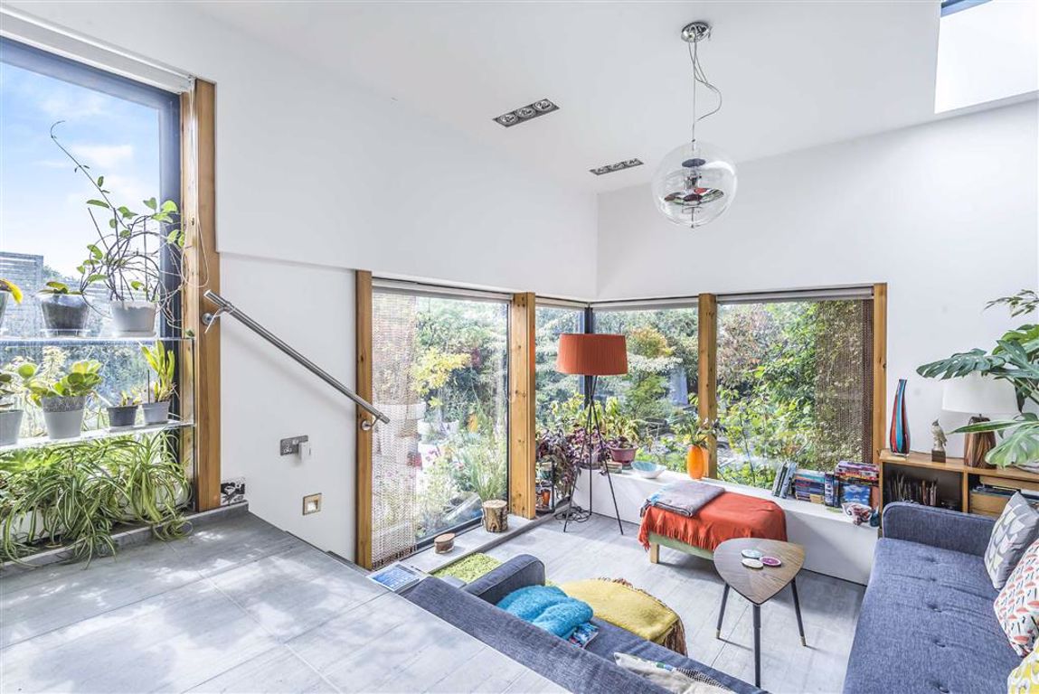 Fitzjohn Avenue, Hertfordshire Statons