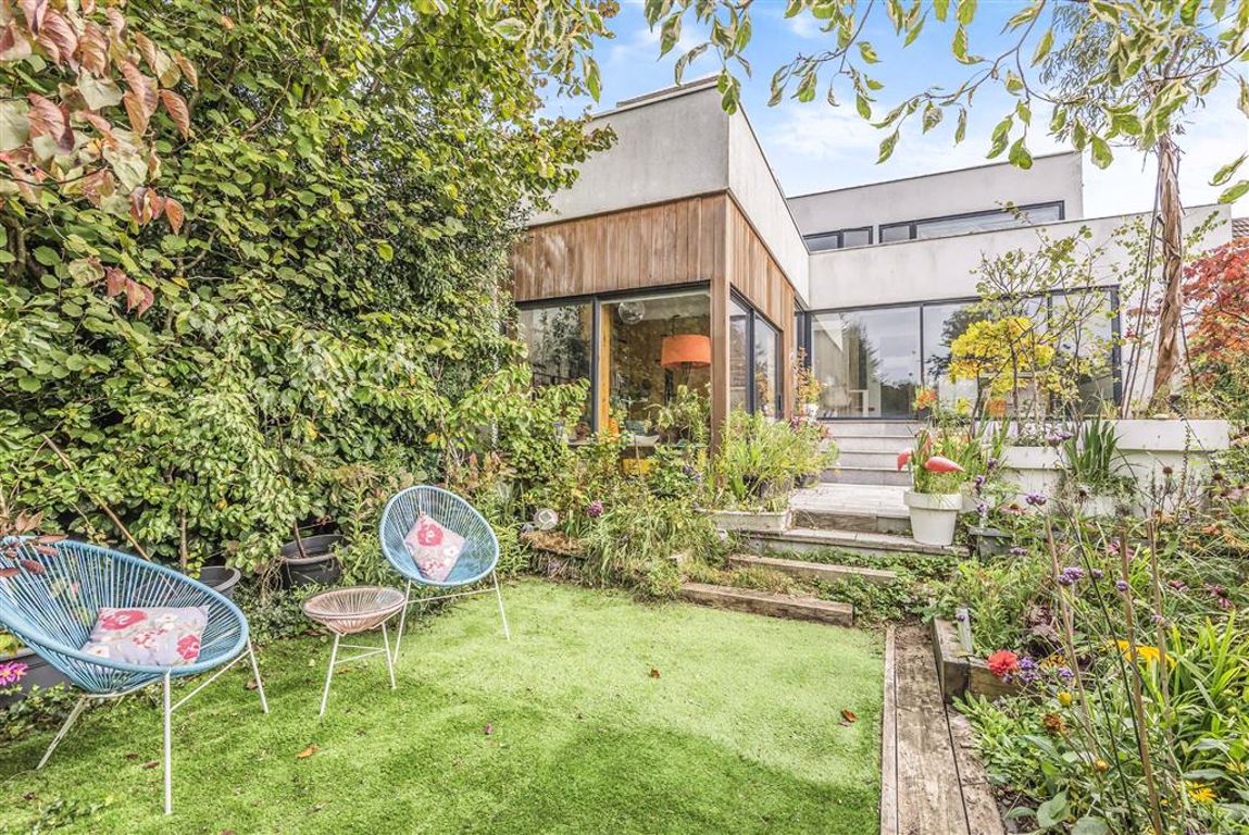 Fitzjohn Avenue, Hertfordshire Statons