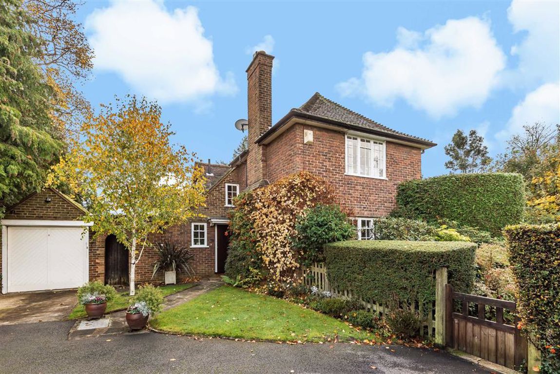 Aldenham Avenue, Radlett, Hertfordshire Statons