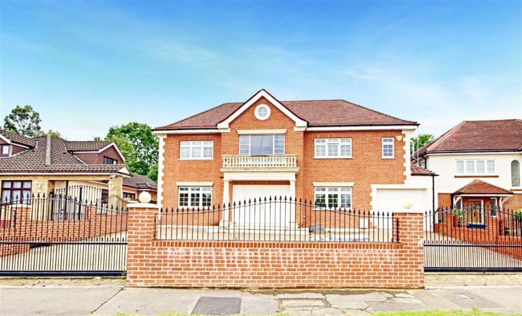 Parkgate Crescent, Hadley Wood, Hertfordshire Statons