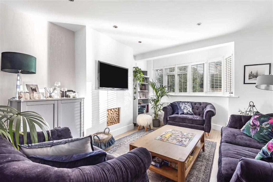 Holden Avenue, London Statons