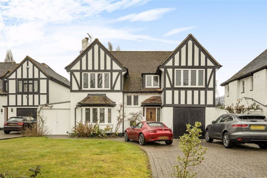 Lancaster Avenue, Hadley Wood Statons