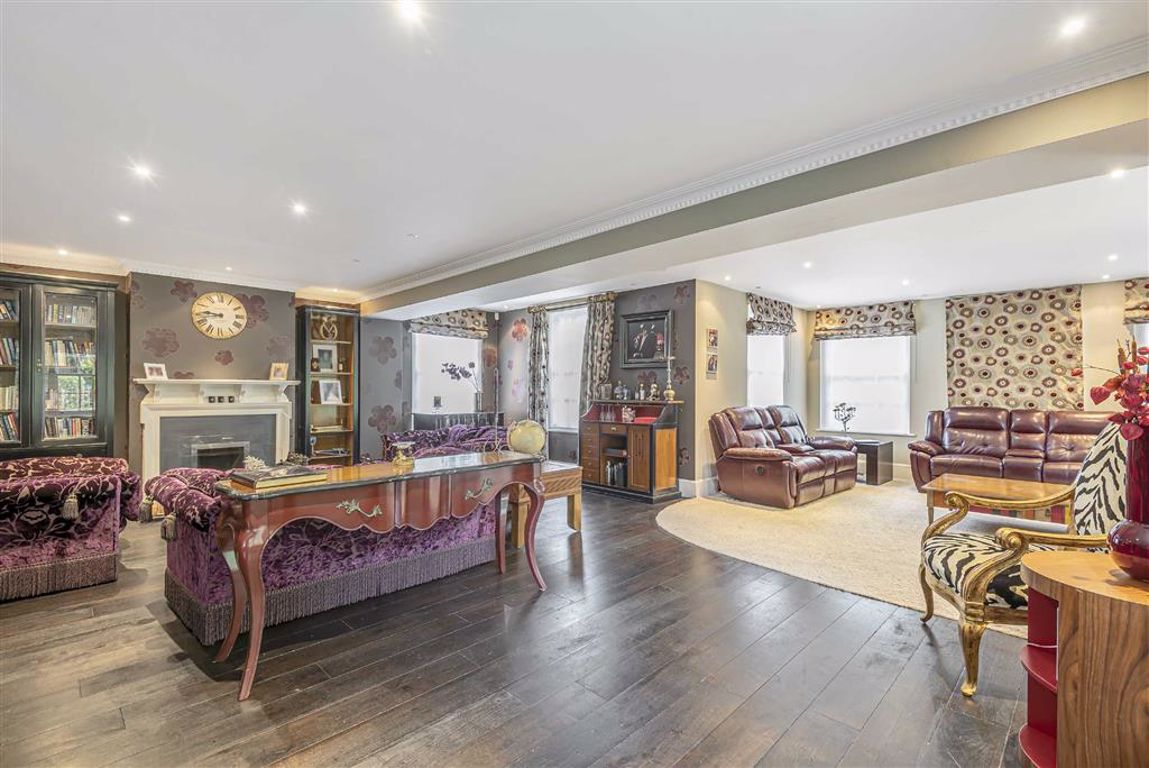 Aldenham Road, Letchmore Heath, Hertfordshire Statons