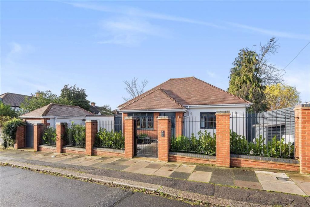 Masefield Crescent, Southgate Statons