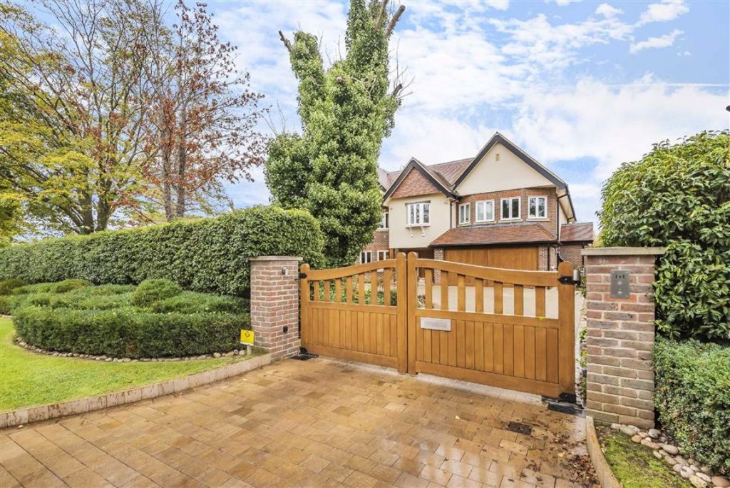 The Ridgeway, Radlett, Hertfordshire Statons