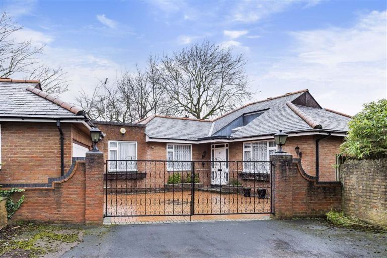 Hartfield Avenue, Elstree, Hertfordshire Statons