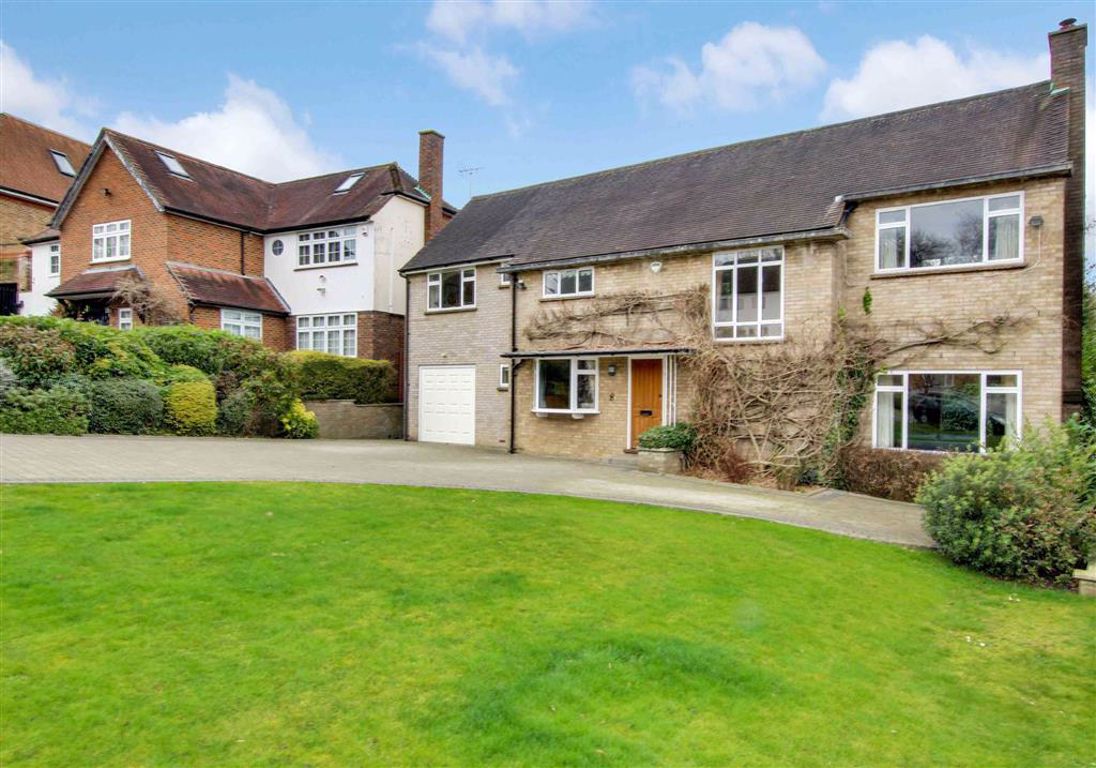 Broadgates Avenue, Hadley Wood, Hertfordshire Statons