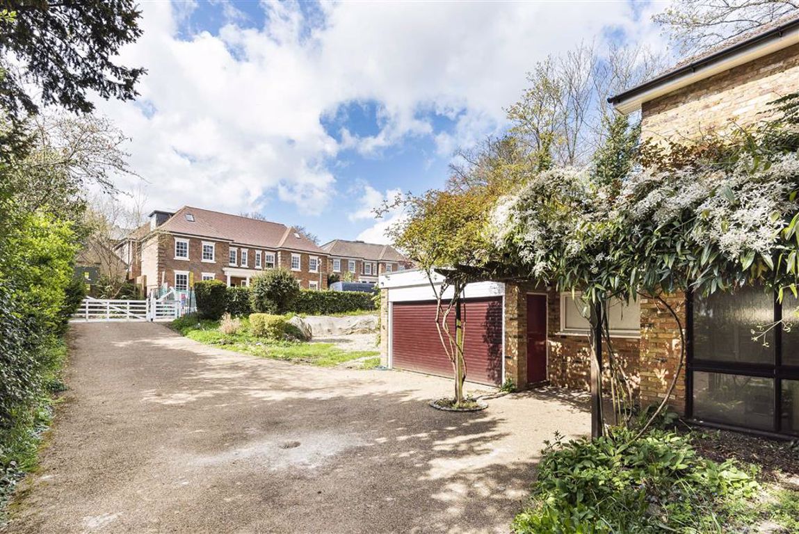 Newlands Avenue, Radlett, Hertfordshire Statons